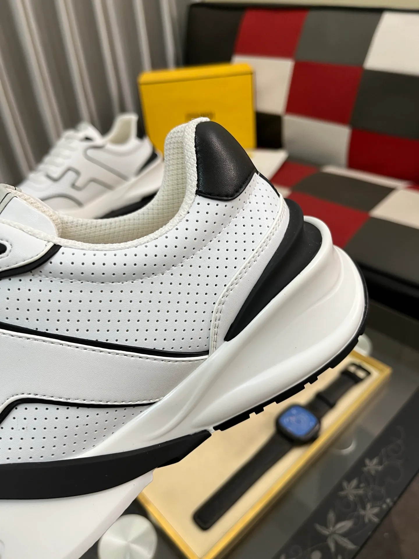 Men's men's shoes 💰560⌚️⌚️FENDI.•FENDI unique modern style sneakers. Counter purchasing🏃casual shoes😍😍 Original breathable fly-knit mesh imported from Italy (refuses to discolor and abrade feet) soles: Original soles specially provided by the original factory, super cool😍 French lazy style design ⚠️ Original quality, super comfortable and wear-resistant original soles. Code number: 38-442️⃣Colors available